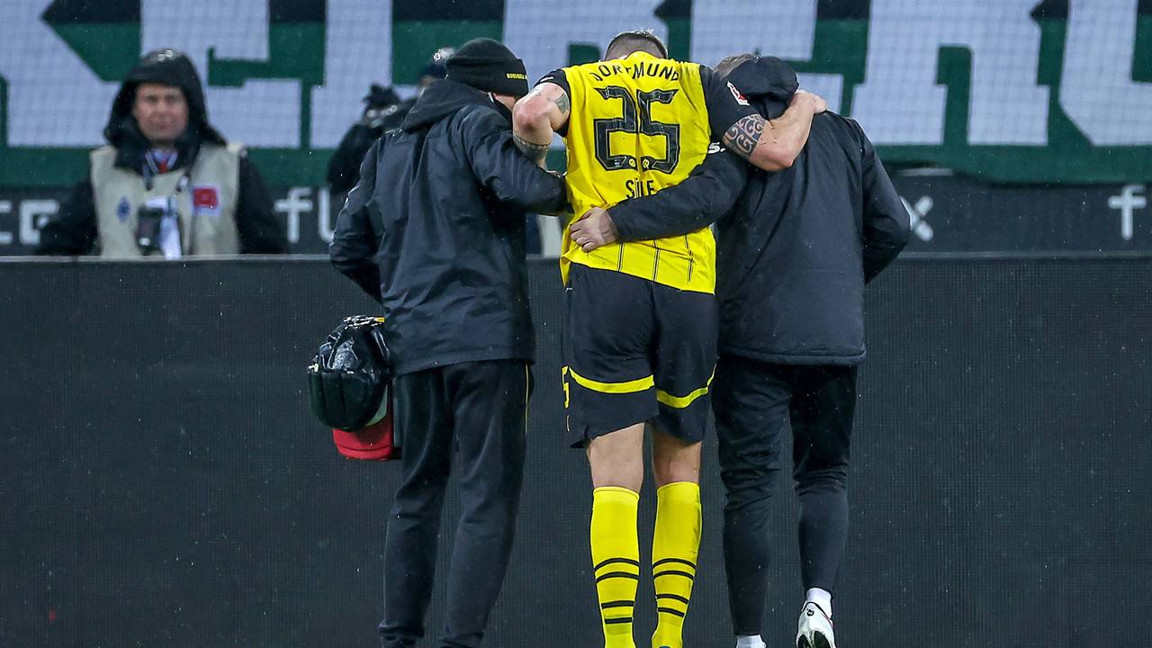 Niklas Süle verlässt gestützt von zwei Betreuern das Spielfeld.