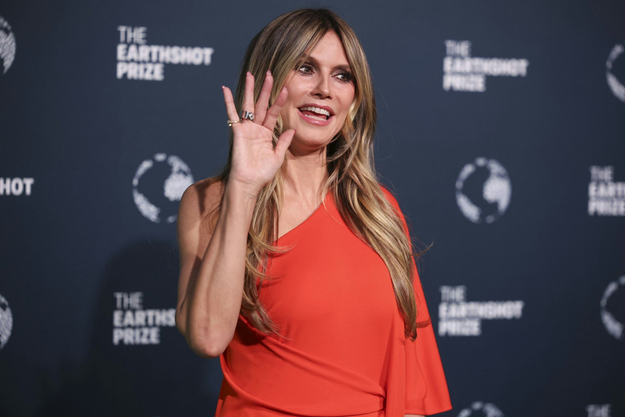 Model Heidi Klum winkt in die Kamera auf einer Veranstaltung