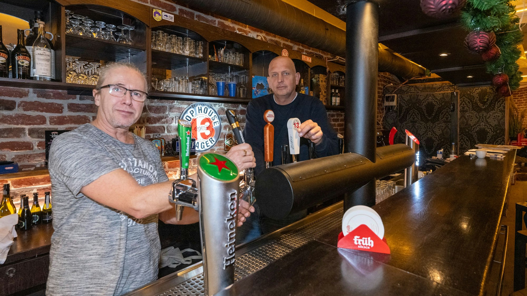 Thorsten Schulz und Ralf Schlechter hinter einer Theke.