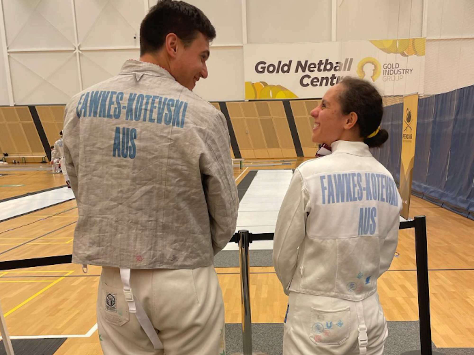 Boston Fawkes-Kotevski mit seiner Frau in einer Fechthalle.