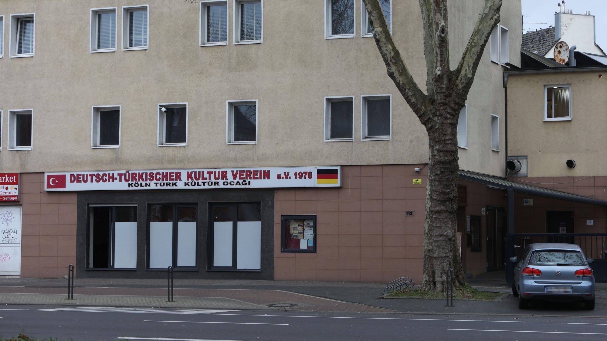 Über einem großen Hauseingang hängt ein Schild mit der Aufschrift Deutsch-Türkischer Kulturverein.