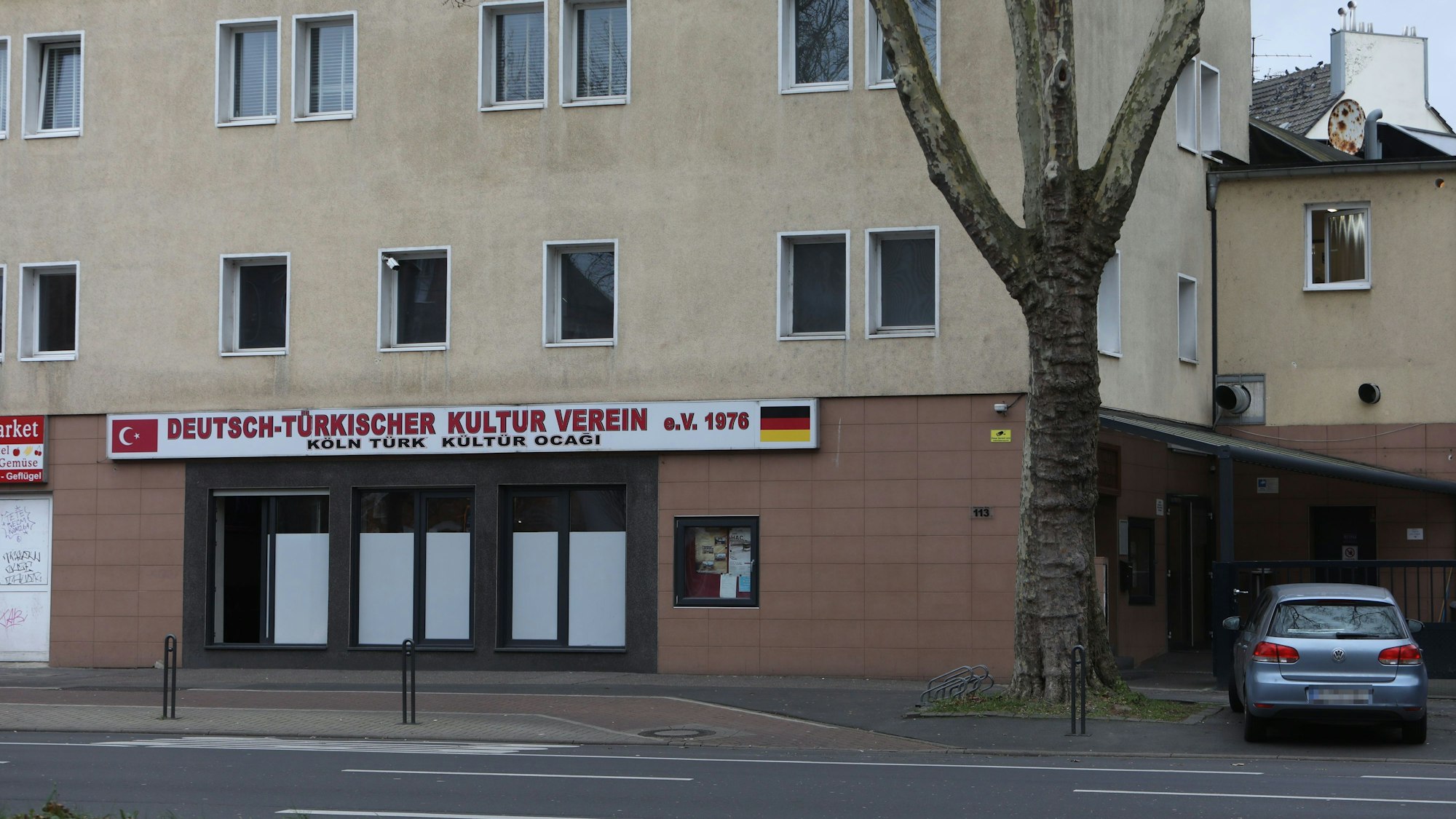 Über einem großen Hauseingang hängt ein Schild mit der Aufschrift Deutsch-Türkischer Kulturverein.