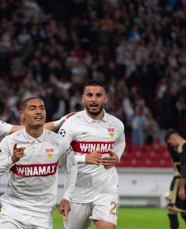 Ermedin Demirovic, Enzo Millot und Deniz Undav jubeln gemeinsam nach einem Tor.