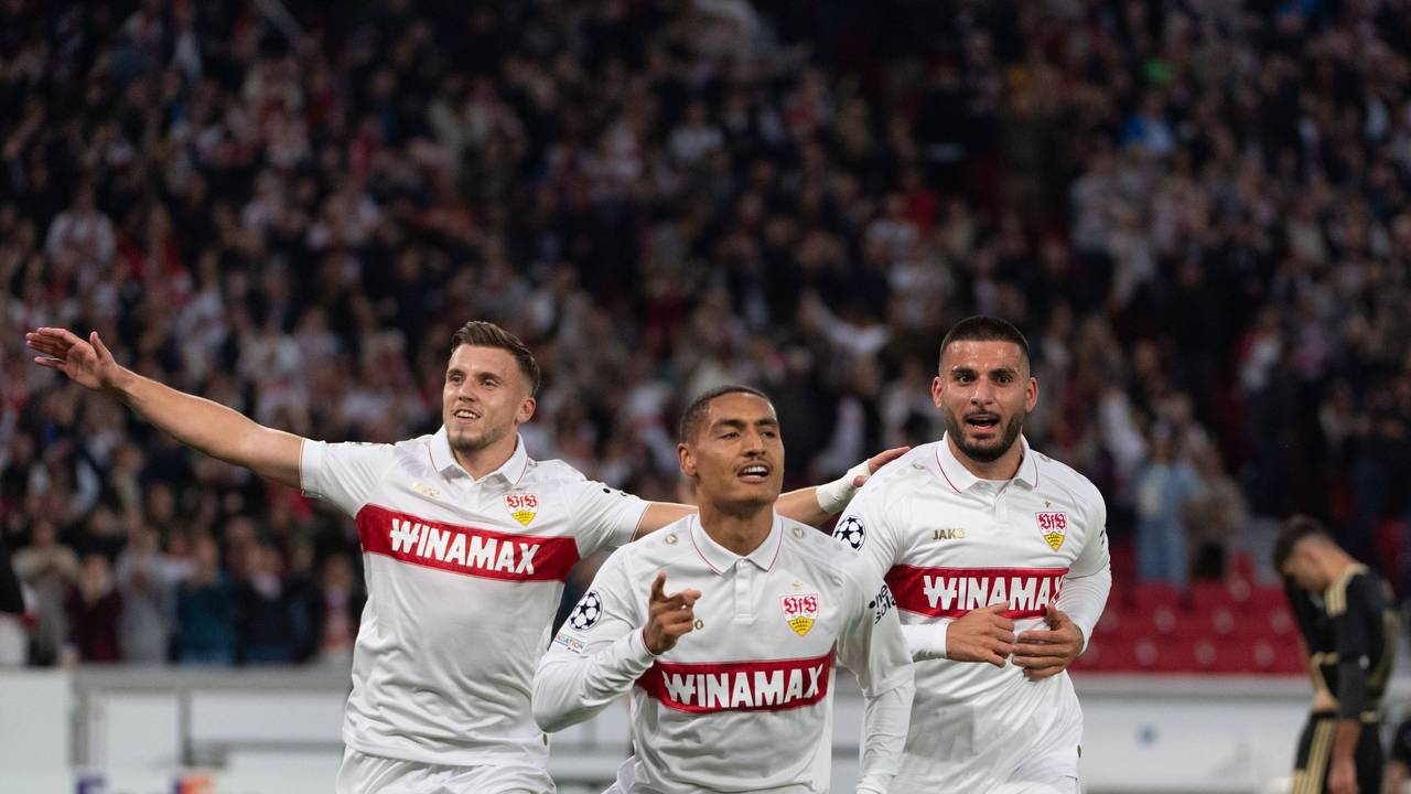 Ermedin Demirovic, Enzo Millot und Deniz Undav jubeln gemeinsam nach einem Tor.