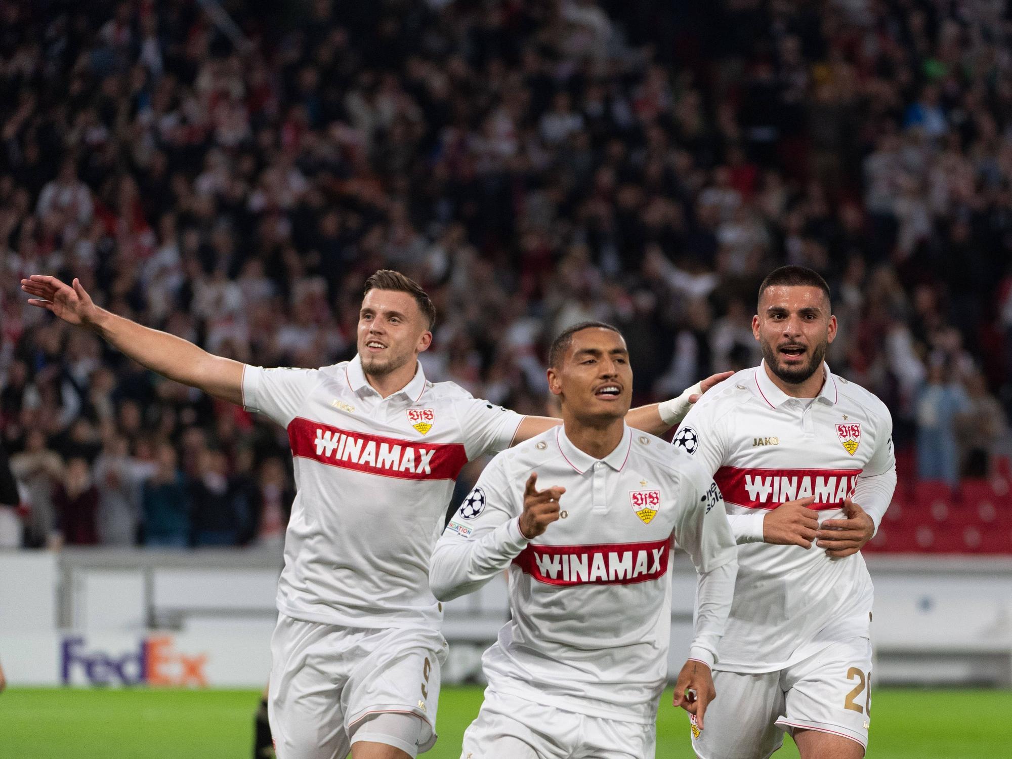 Ermedin Demirovic, Enzo Millot und Deniz Undav jubeln gemeinsam nach einem Tor.