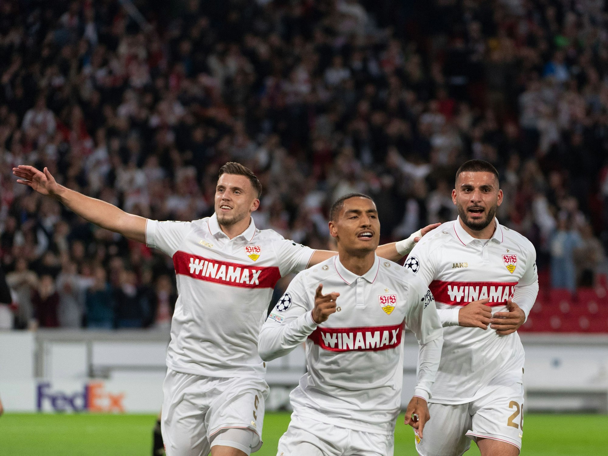 Ermedin Demirovic, Enzo Millot und Deniz Undav jubeln gemeinsam nach einem Tor.