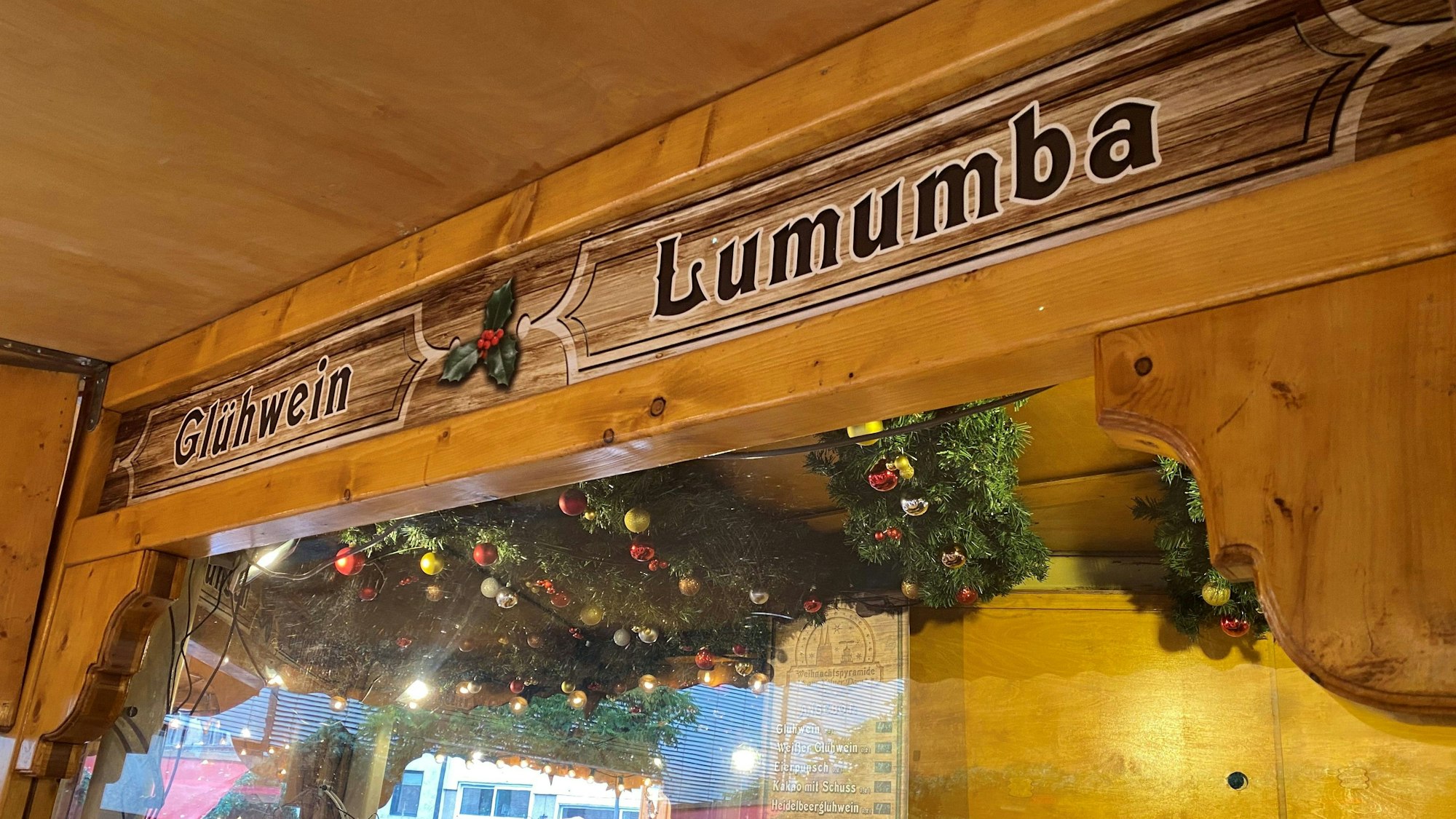 Unter der Weihnachtspyramide wird neben Glühwein der „Lumumba“ beworben.