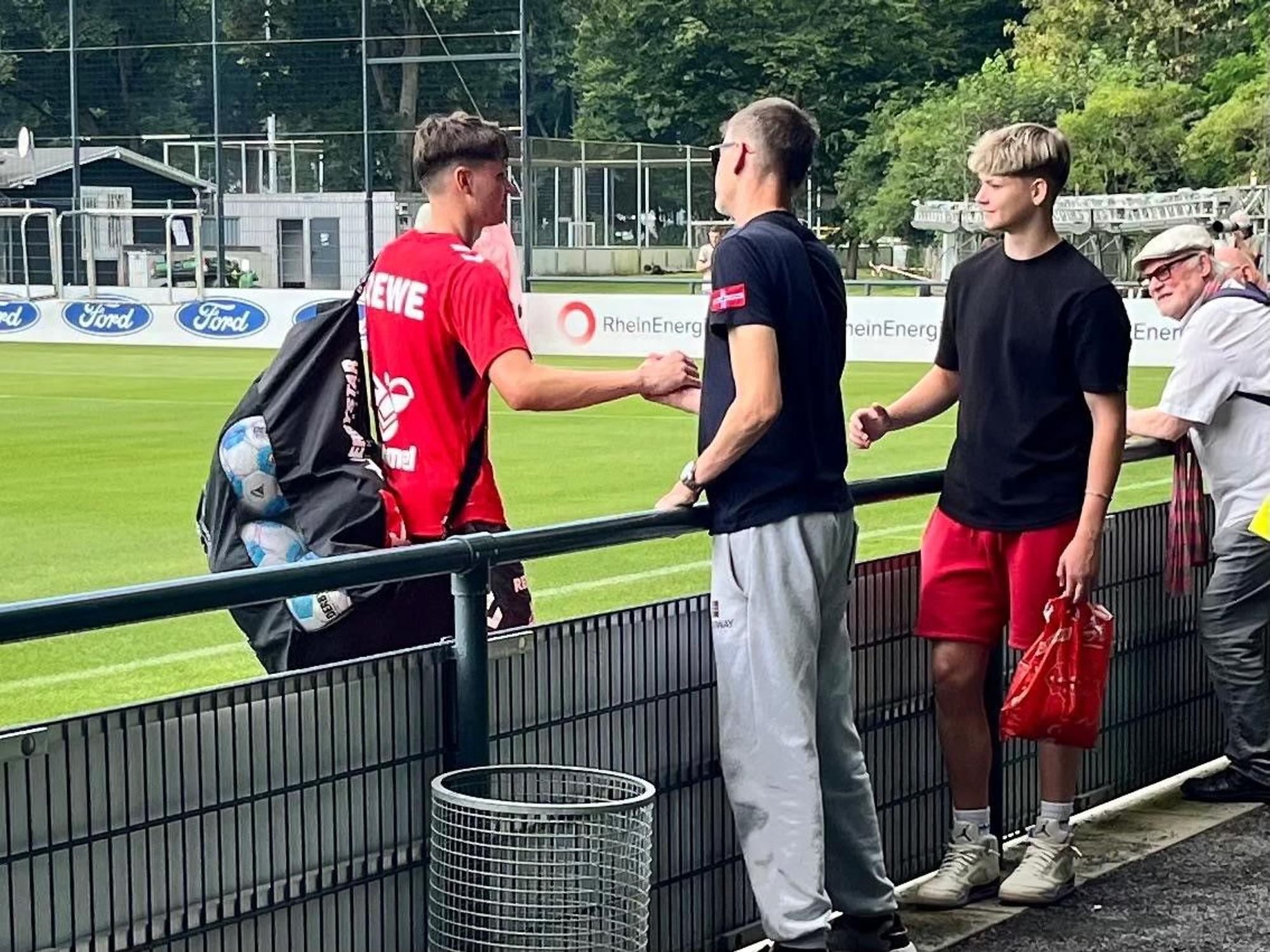 Jaka Cuber Potocnik begrüßt seine Familie nach dem Training.