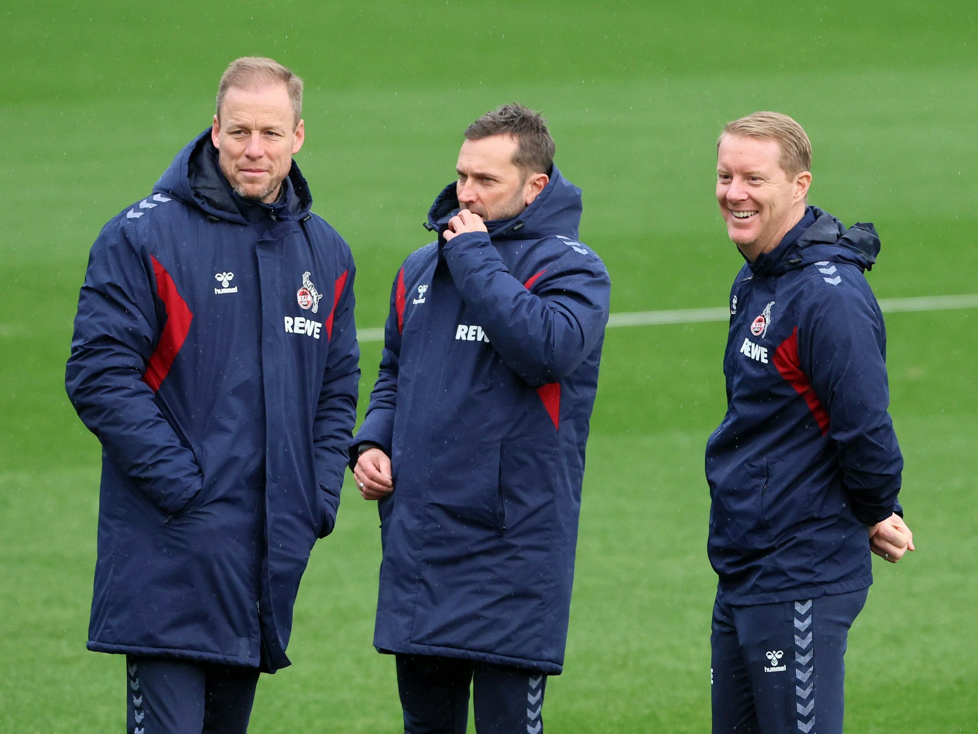 Der ehemalige Köln-Trainer Andre Pawlak (M.) gemeinsam mit Kevin McKenna (l.) und Timo Schulz am 4. Januar 2024 im Training des 1. FC Köln.