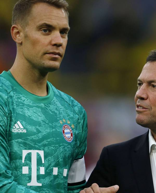Manuel Neuer und Lothar Matthäus schütteln sich die Hände.