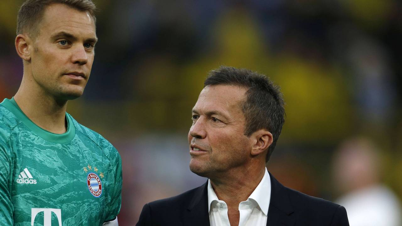 Manuel Neuer und Lothar Matthäus schütteln sich die Hände.