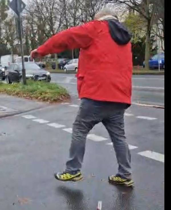 Zwei Männer kämpfen auf der Straße