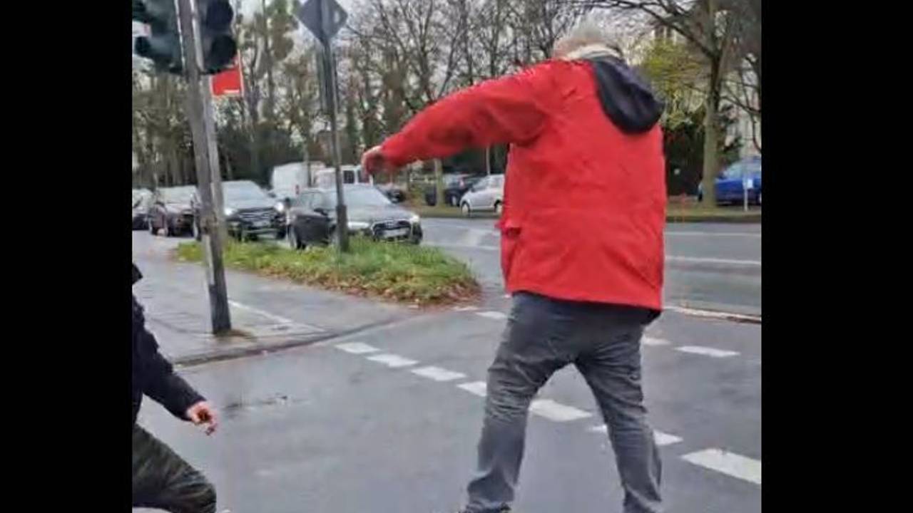 Zwei Männer kämpfen auf der Straße