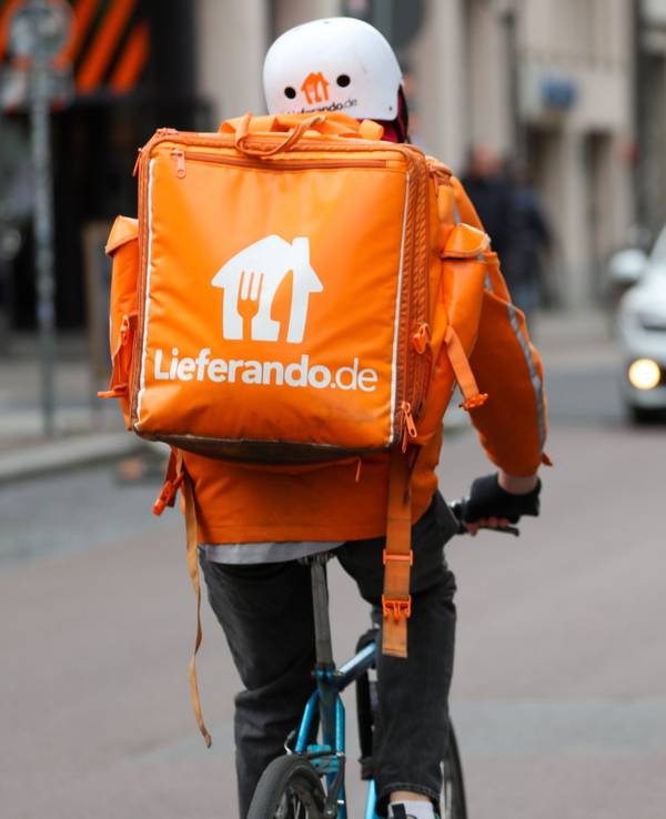 Ein Fahrradbote vom Lieferdienst Lieferando fährt durch die Leipziger Innenstadt.