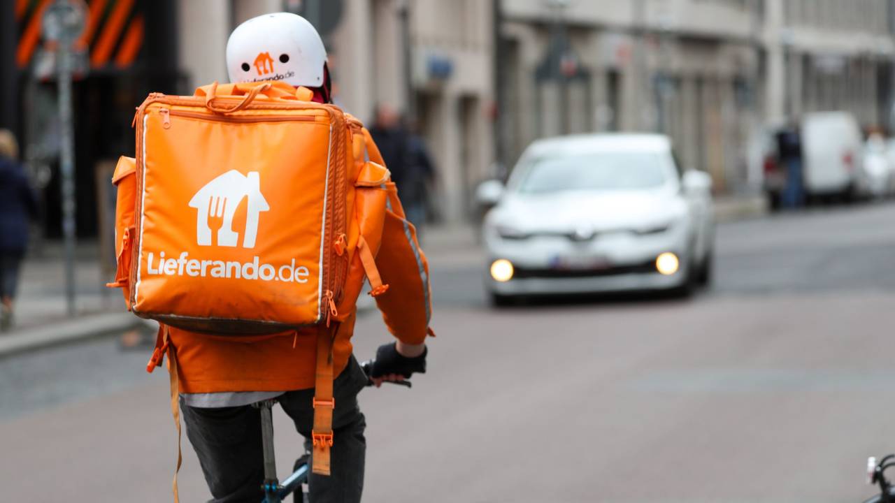 Ein Fahrradbote vom Lieferdienst Lieferando fährt durch die Leipziger Innenstadt.