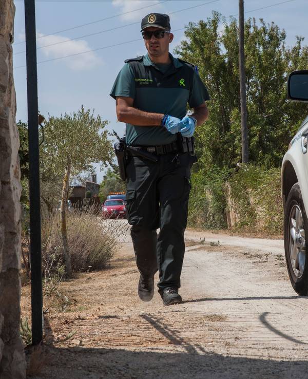 Ein Mitglied der Polizeieinheit „Guardia Civil“ geht nahe einer Mauer entlang.