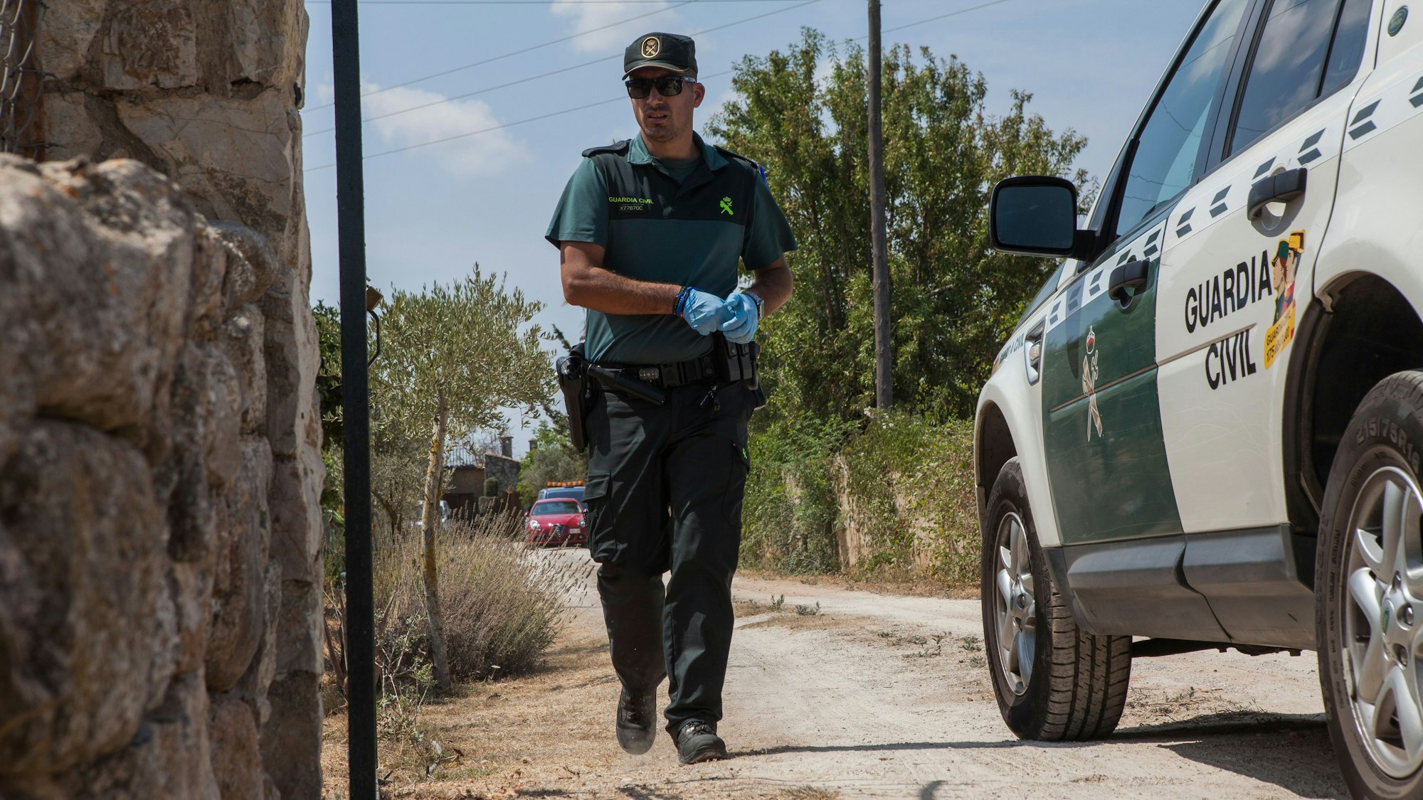 Ein Mitglied der Polizeieinheit „Guardia Civil“ geht nahe einer Mauer entlang.