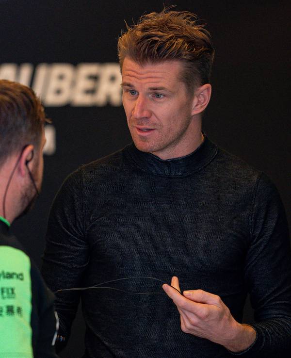 F1-Fahrer Nico Hülkenberg am Dienstag (10. Dezember 2024) bei einem Gespräch mit einem Mechaniker.
