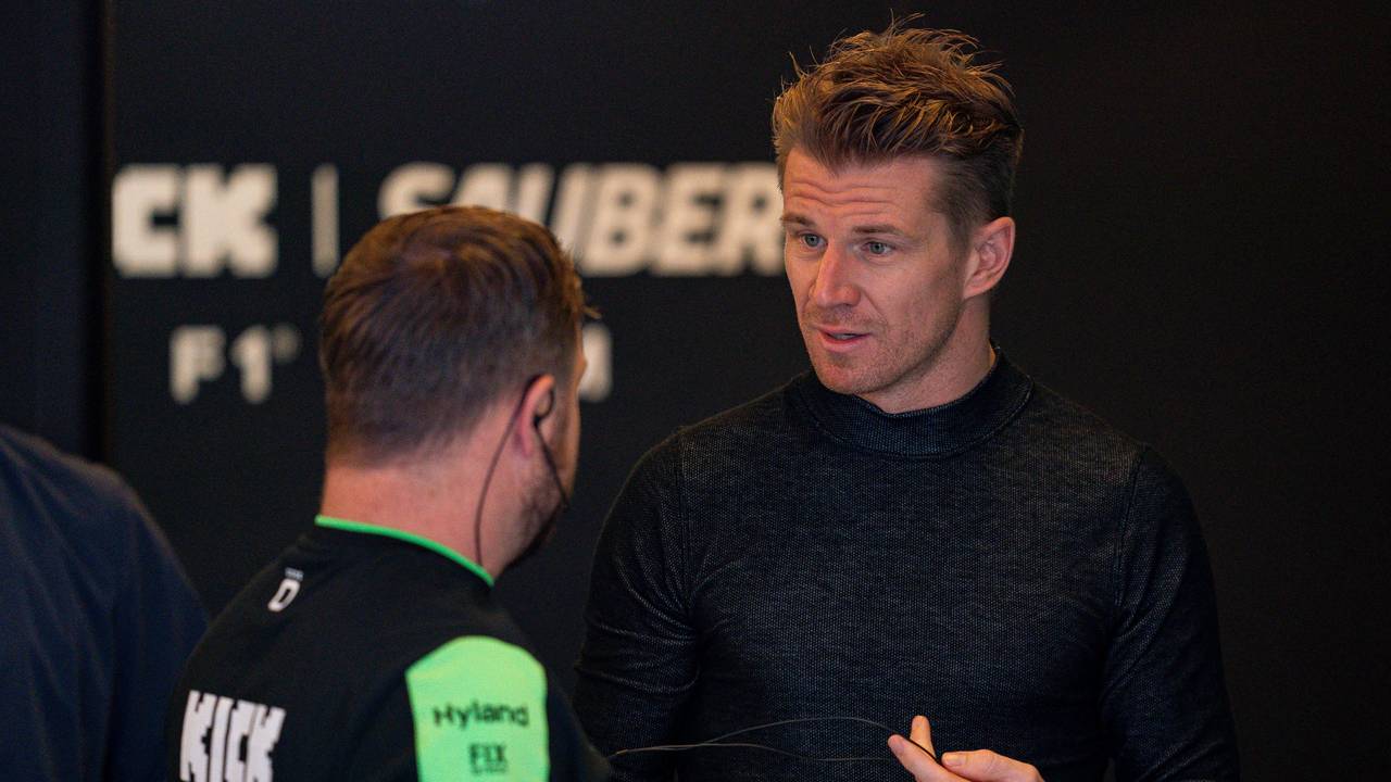 F1-Fahrer Nico Hülkenberg am Dienstag (10. Dezember 2024) bei einem Gespräch mit einem Mechaniker.