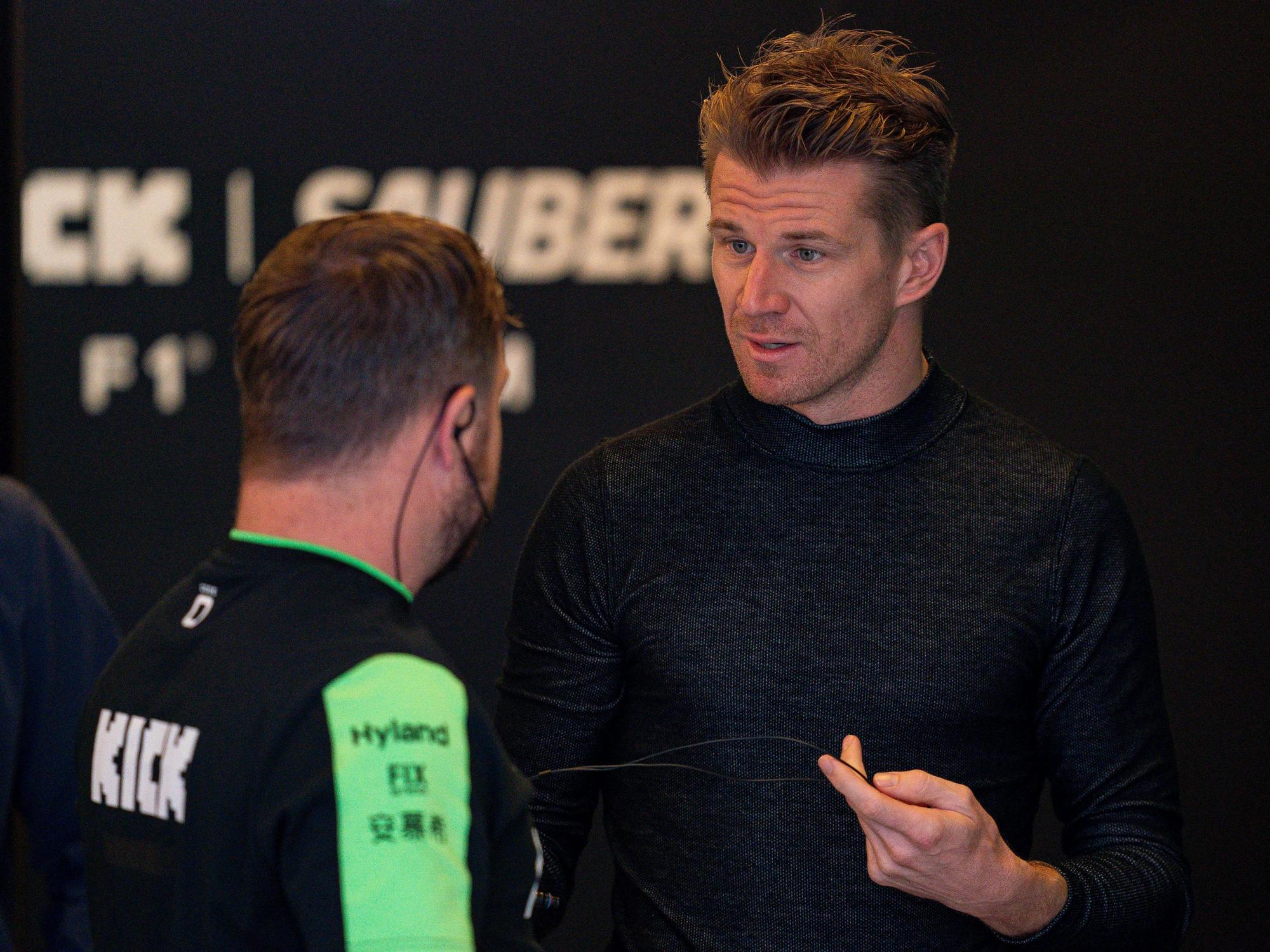F1-Fahrer Nico Hülkenberg am Dienstag (10. Dezember 2024) bei einem Gespräch mit einem Mechaniker.