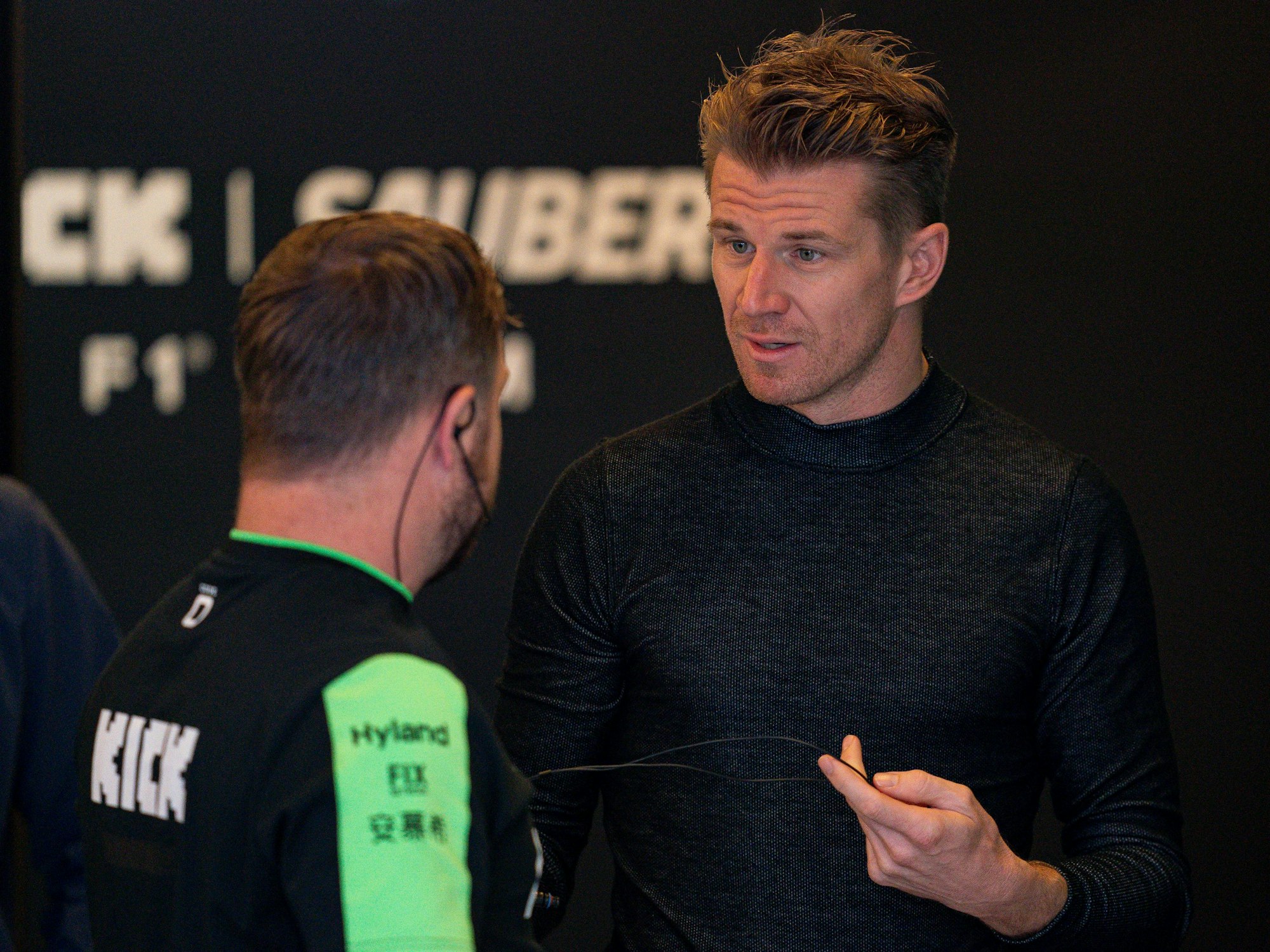 F1-Fahrer Nico Hülkenberg am Dienstag (10. Dezember 2024) bei einem Gespräch mit einem Mechaniker.