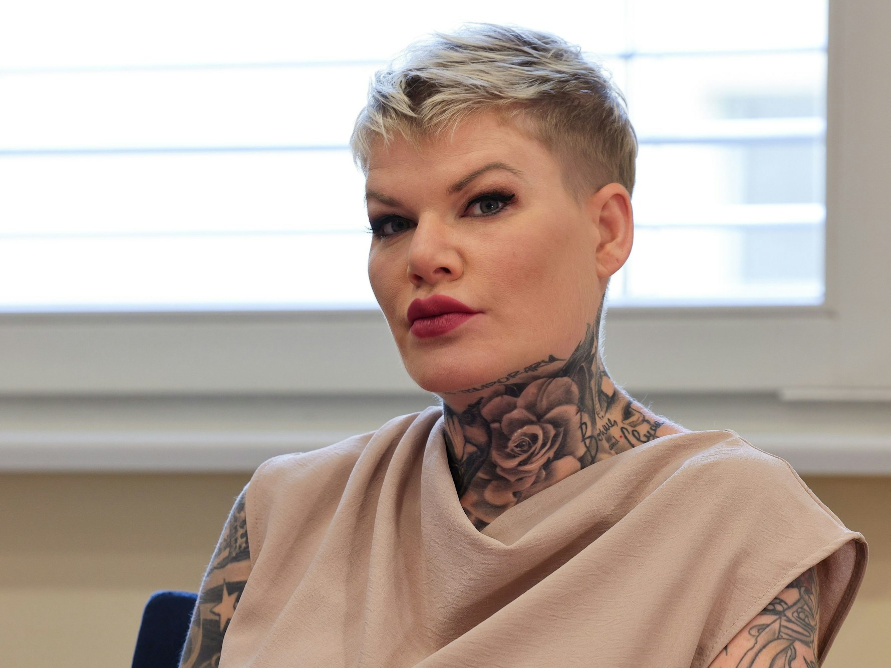Die Schlagersängerin Melanie Müller sitzt vor Beginn der Gerichtsverhandlung im Amtsgericht Leipzig.