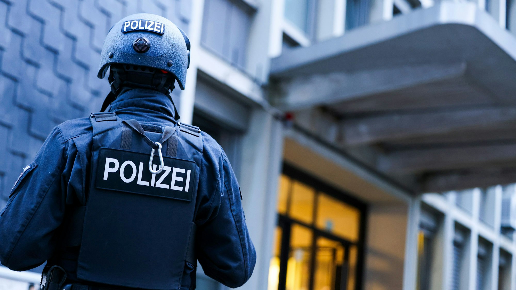 Ein Spezialeinsatzkommando (SEK) der Polizei führt einen Einsatz bei einer Flüchtlingsunterkunft durch, der laut Polizei mit dem Messerangriff auf dem Solinger Stadtfest in Verbindung steht. Bei einer Messerattacke am Freitagabend auf dem Stadtfest zum 650. Geburtstag der Stadt Solingen waren mehrere Menschen getötet und verletzt worden