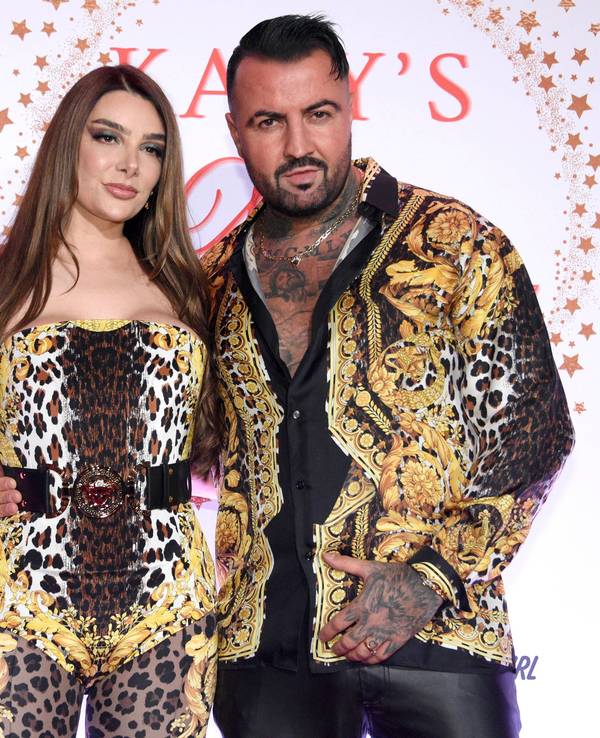 Nathalie Gaus und Cosimo Citiolo auf dem roten Teppich bei „Katy's X-Mas Wonderland“ am 6. Dezember 2024.