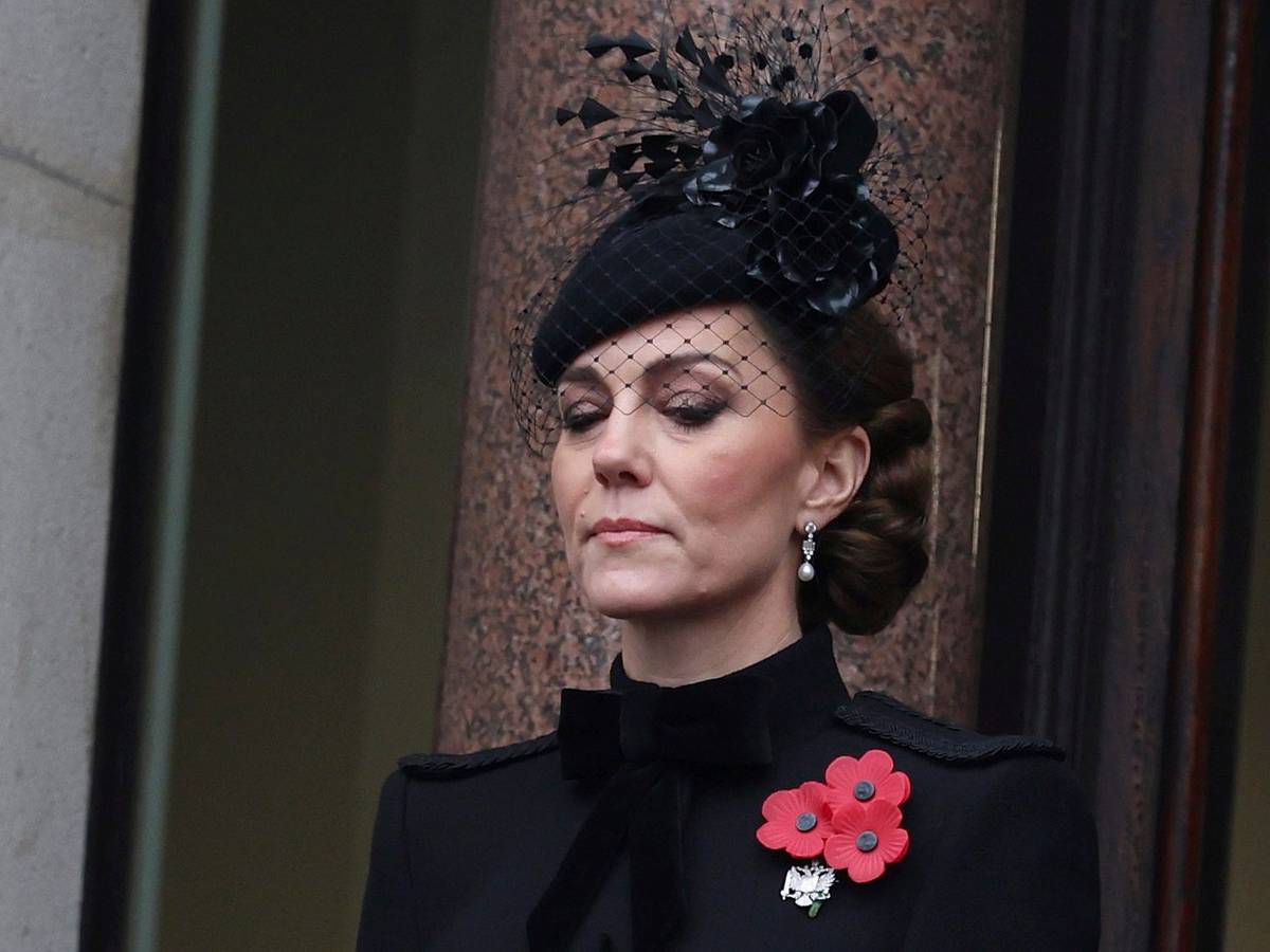 Kate, Prinzessin von Wales, steht auf einem Balkon während des nationalen Gedenkgottesdienstes am Kenotaph.