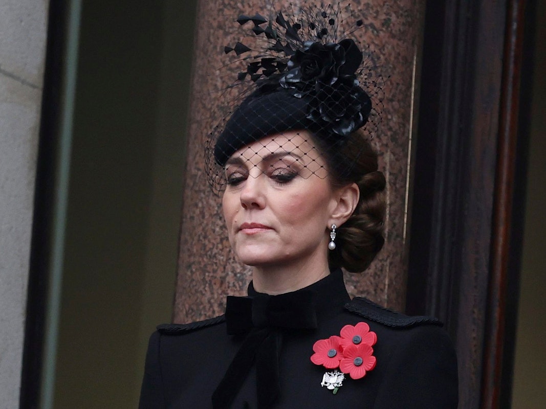 Kate, Prinzessin von Wales, steht auf einem Balkon während des nationalen Gedenkgottesdienstes am Kenotaph.