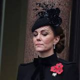 Kate, Prinzessin von Wales, steht auf einem Balkon während des nationalen Gedenkgottesdienstes am Kenotaph.