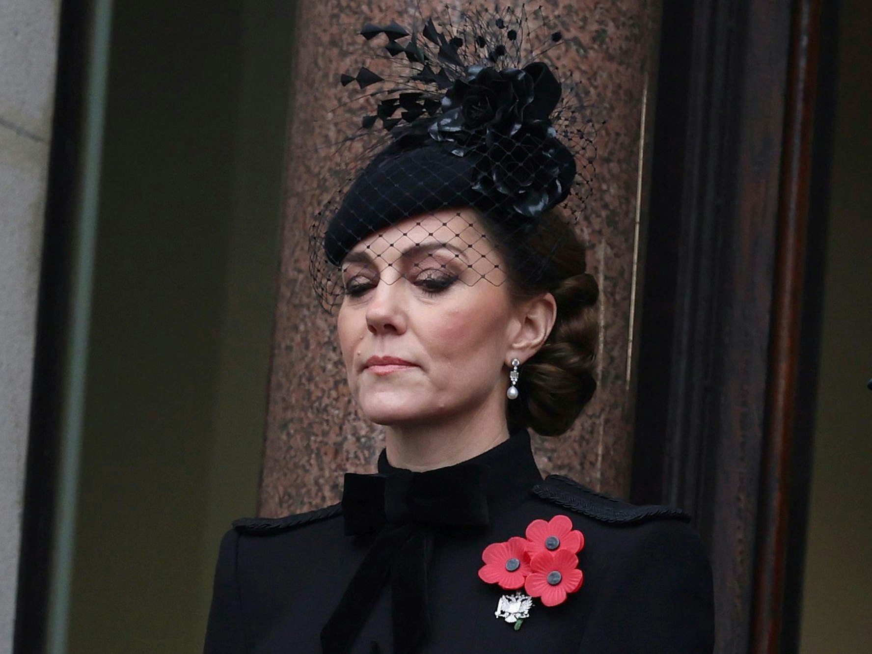 Kate, Prinzessin von Wales, steht auf einem Balkon während des nationalen Gedenkgottesdienstes am Kenotaph.