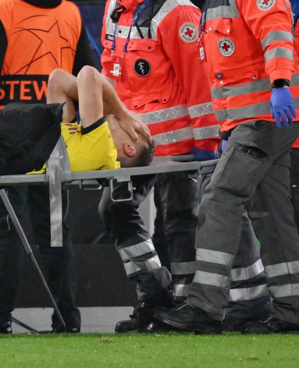 Nico Schlotterbeck wird umringt von Sanitätern mit der Trage abtransportiert.
