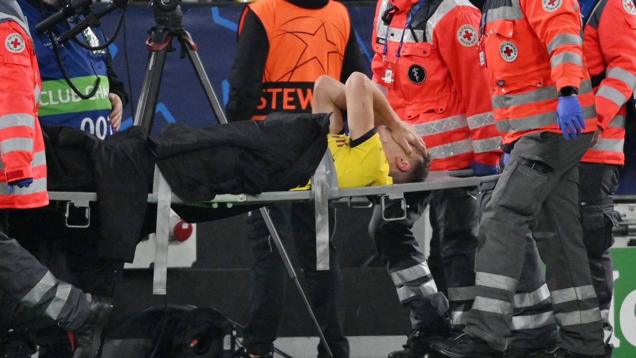 Nico Schlotterbeck wird umringt von Sanitätern mit der Trage abtransportiert.