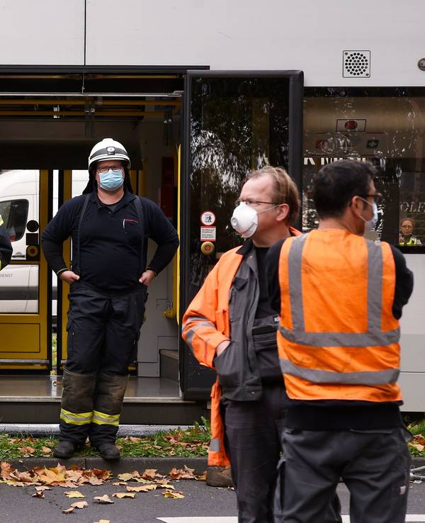 Einsatzkräfte der Feuerwehr bei einem KVB-Unfall