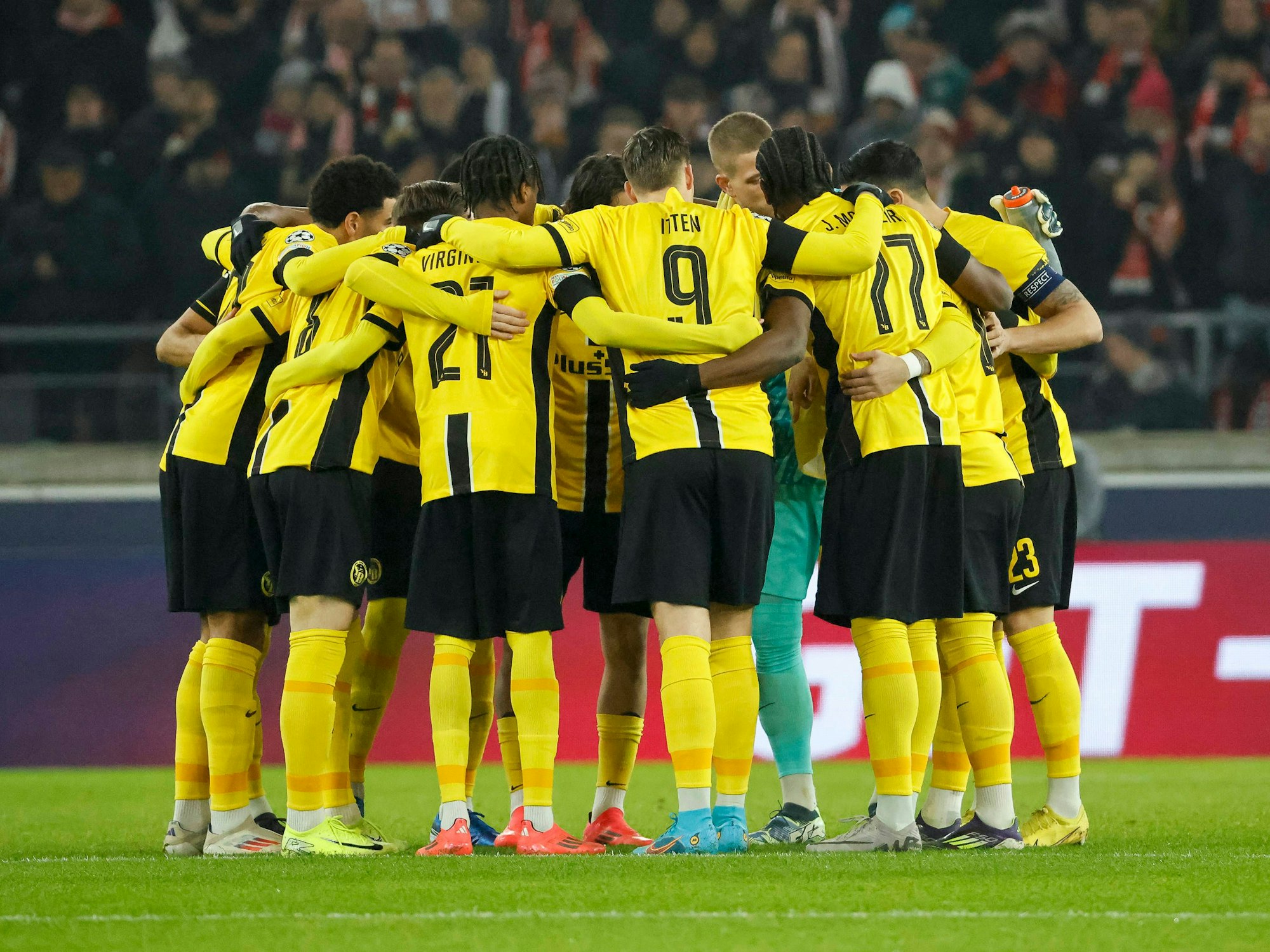 Die Spieler der Young Boys Bern bilden vor dem Champions-League-Spiel beim VfB Stuttgart einen Mannschaftskreis.