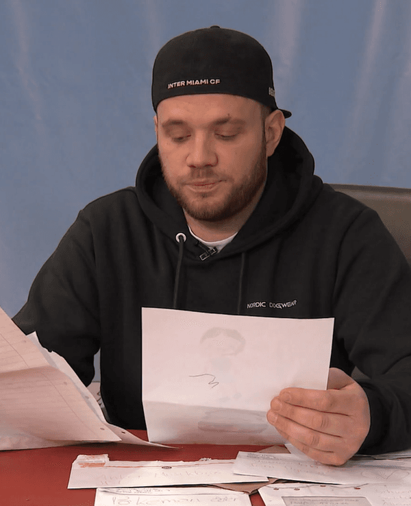 Influencer Alexander Schönen fällt es schwer, den unfassbaren Weihnachtsbrief vorzulesen.