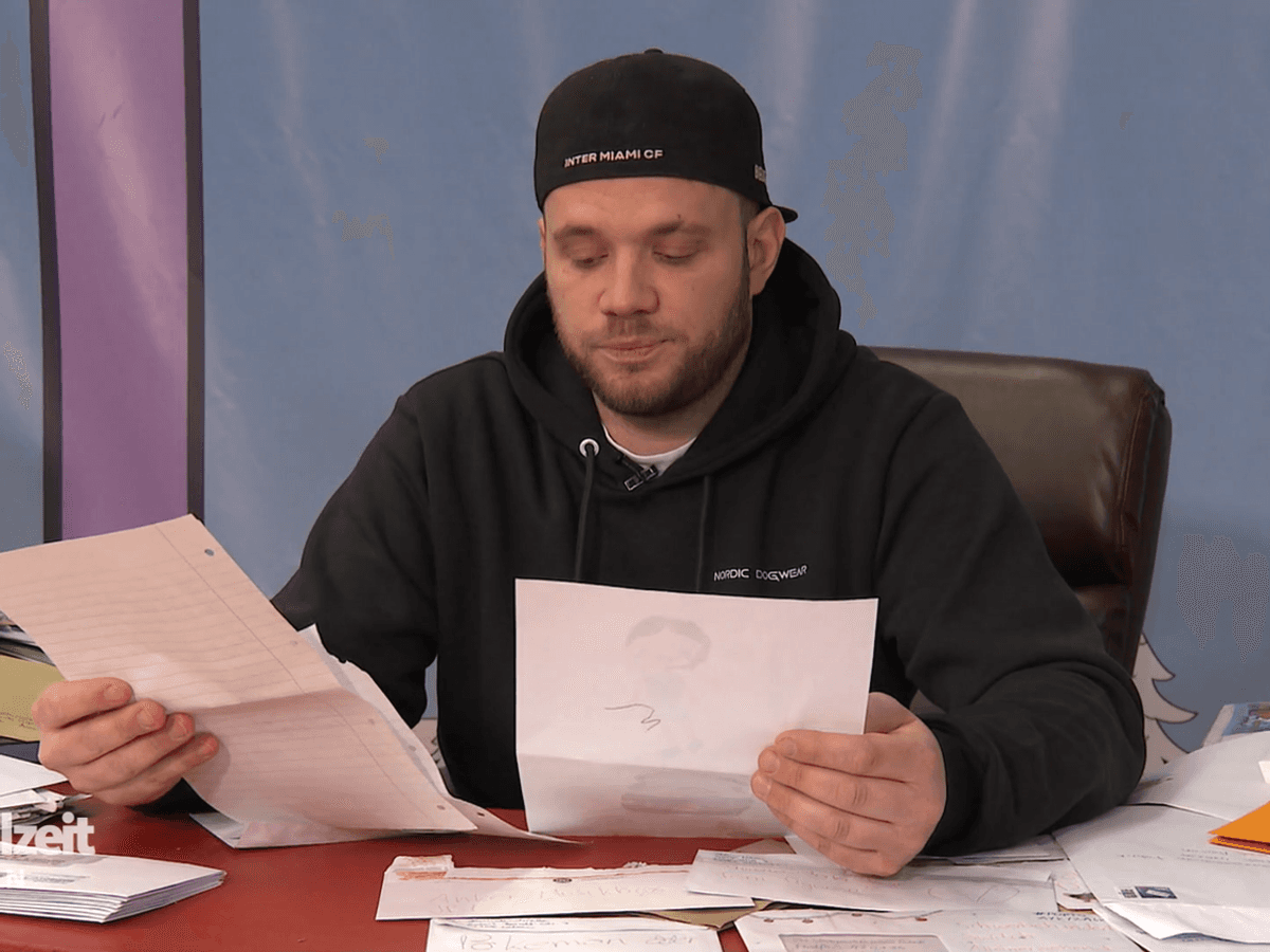 Influencer Alexander Schönen fällt es schwer, den unfassbaren Weihnachtsbrief vorzulesen.