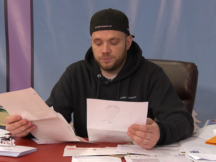 Influencer Alexander Schönen fällt es schwer, den unfassbaren Weihnachtsbrief vorzulesen.