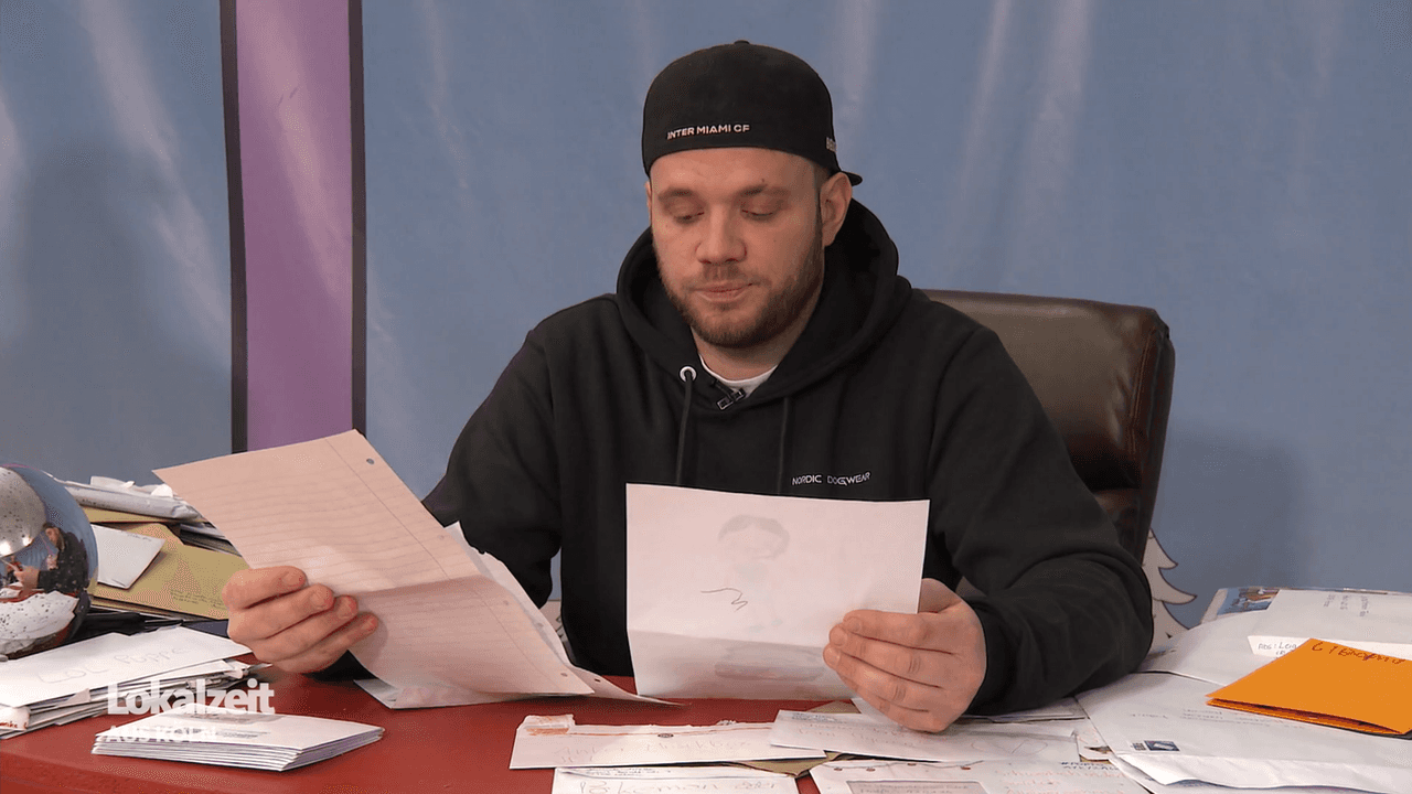 Influencer Alexander Schönen fällt es schwer, den unfassbaren Weihnachtsbrief vorzulesen.