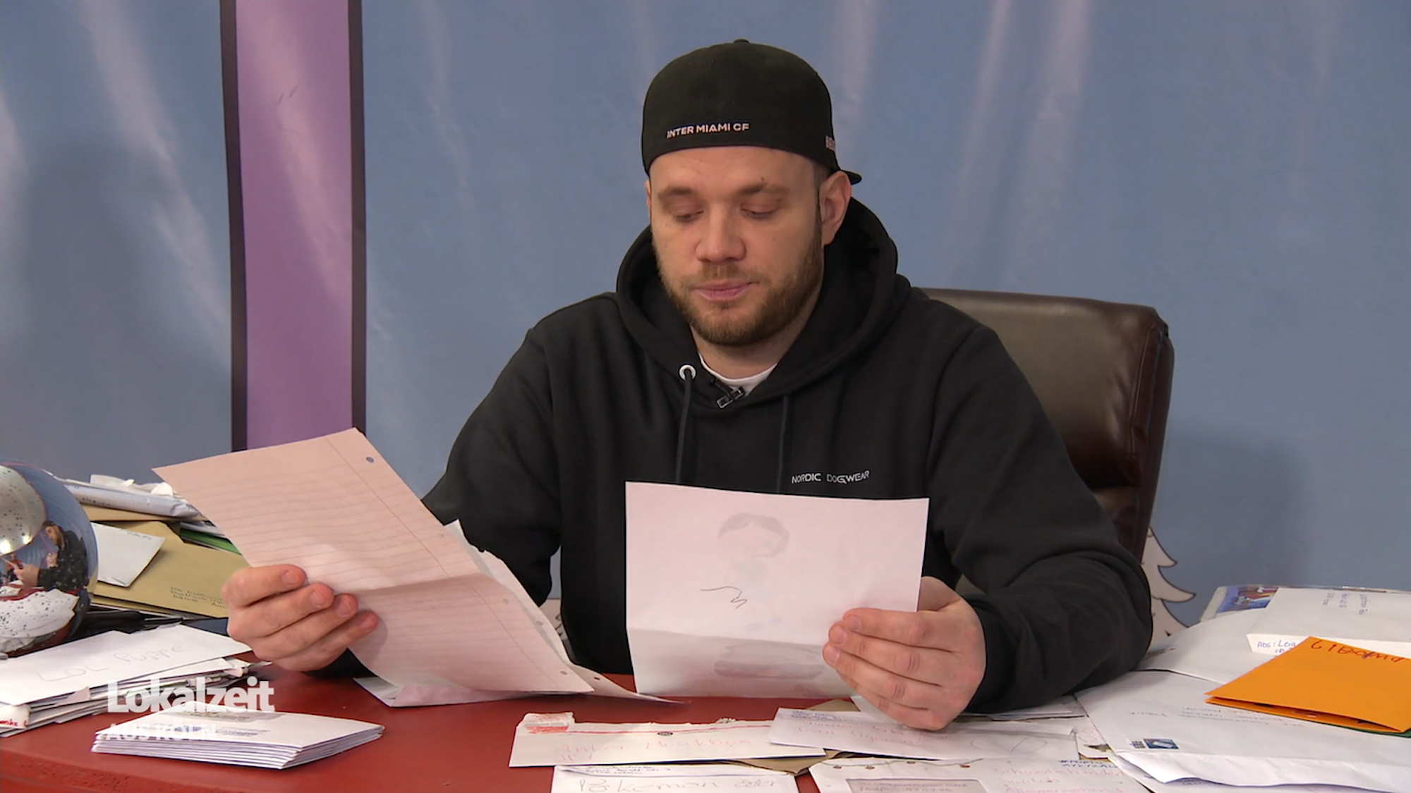 Influencer Alexander Schönen fällt es schwer, den unfassbaren Weihnachtsbrief vorzulesen.