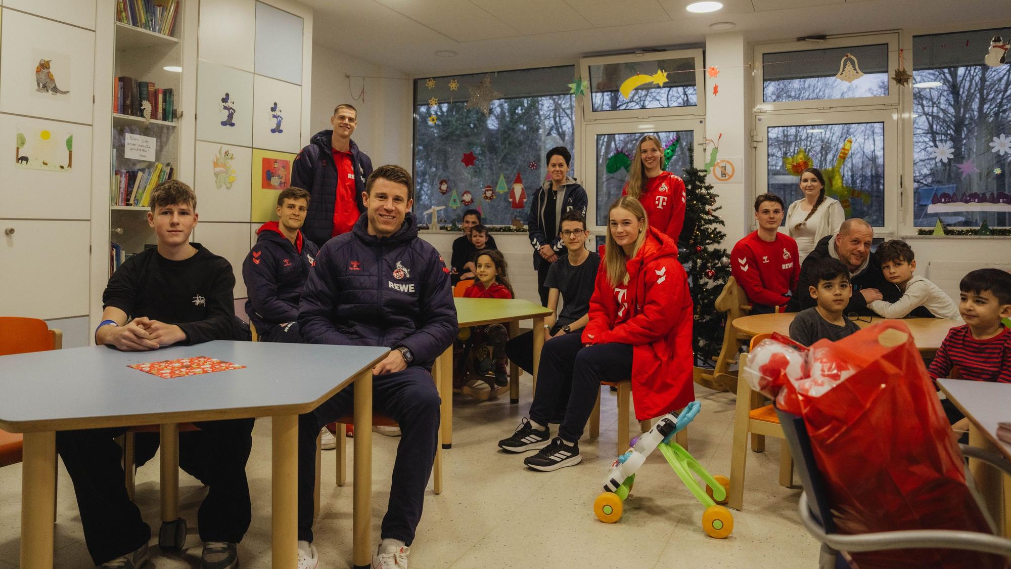 Die FC-Profis neben jungen Fans beim Besuch im Krankenhaus.