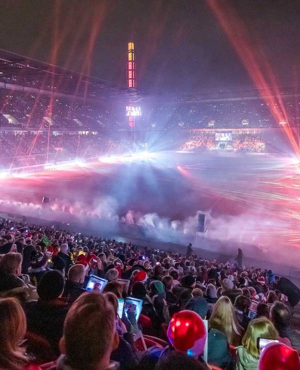„Loss mer Weihnachtsleeder singe“ 2023 im Rhein-Energie-Stadion