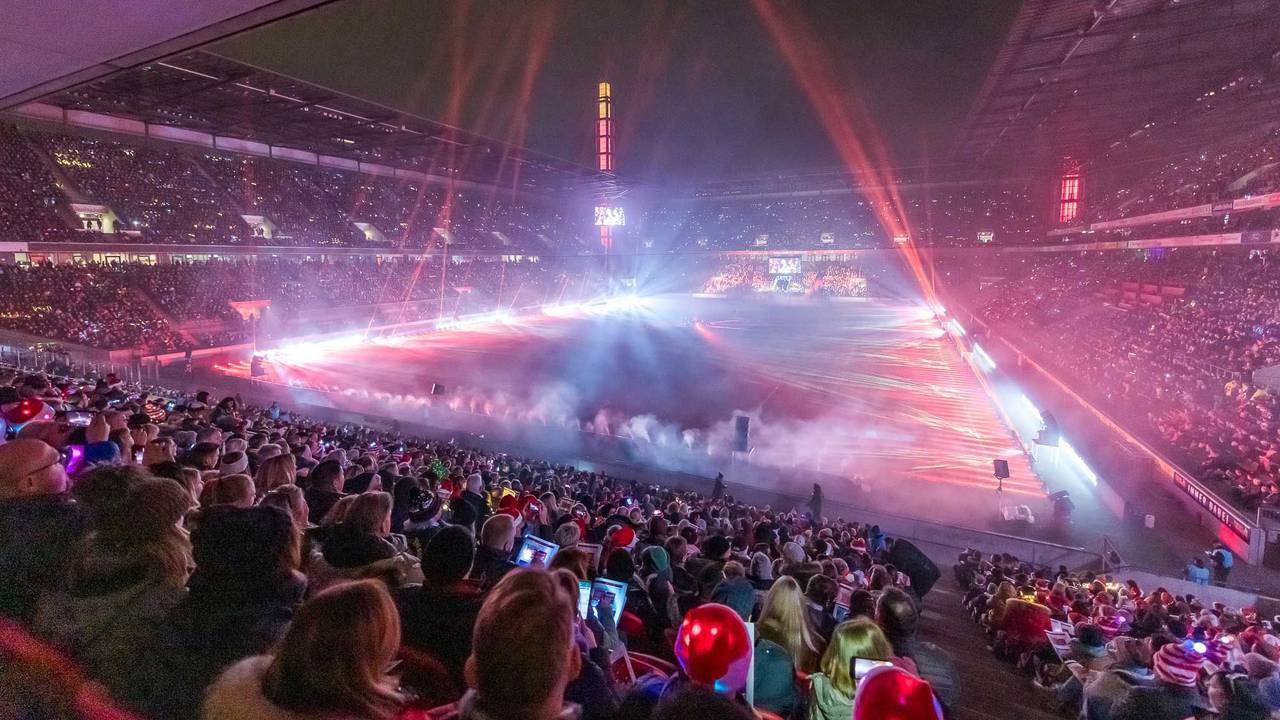 „Loss mer Weihnachtsleeder singe“ 2023 im Rhein-Energie-Stadion