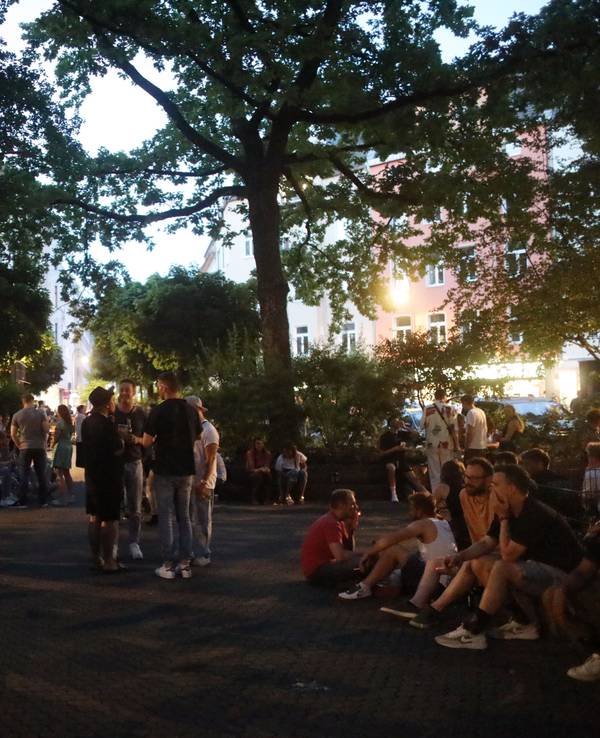 04.06.2022, Köln: Eine warme Nacht am Brüsseler Platz. Menschen genießen den Frühsommer und verabreden sich. Foto: Arton Krasniqi