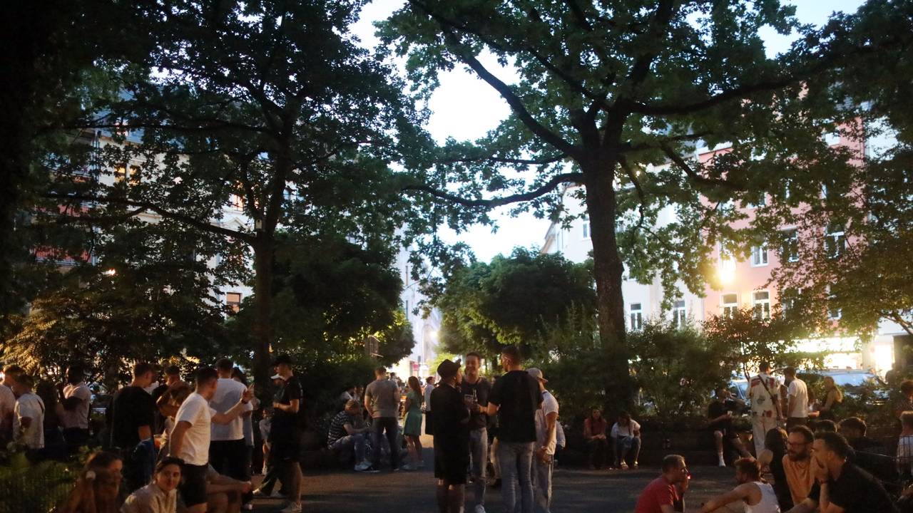 04.06.2022, Köln: Eine warme Nacht am Brüsseler Platz. Menschen genießen den Frühsommer und verabreden sich. Foto: Arton Krasniqi