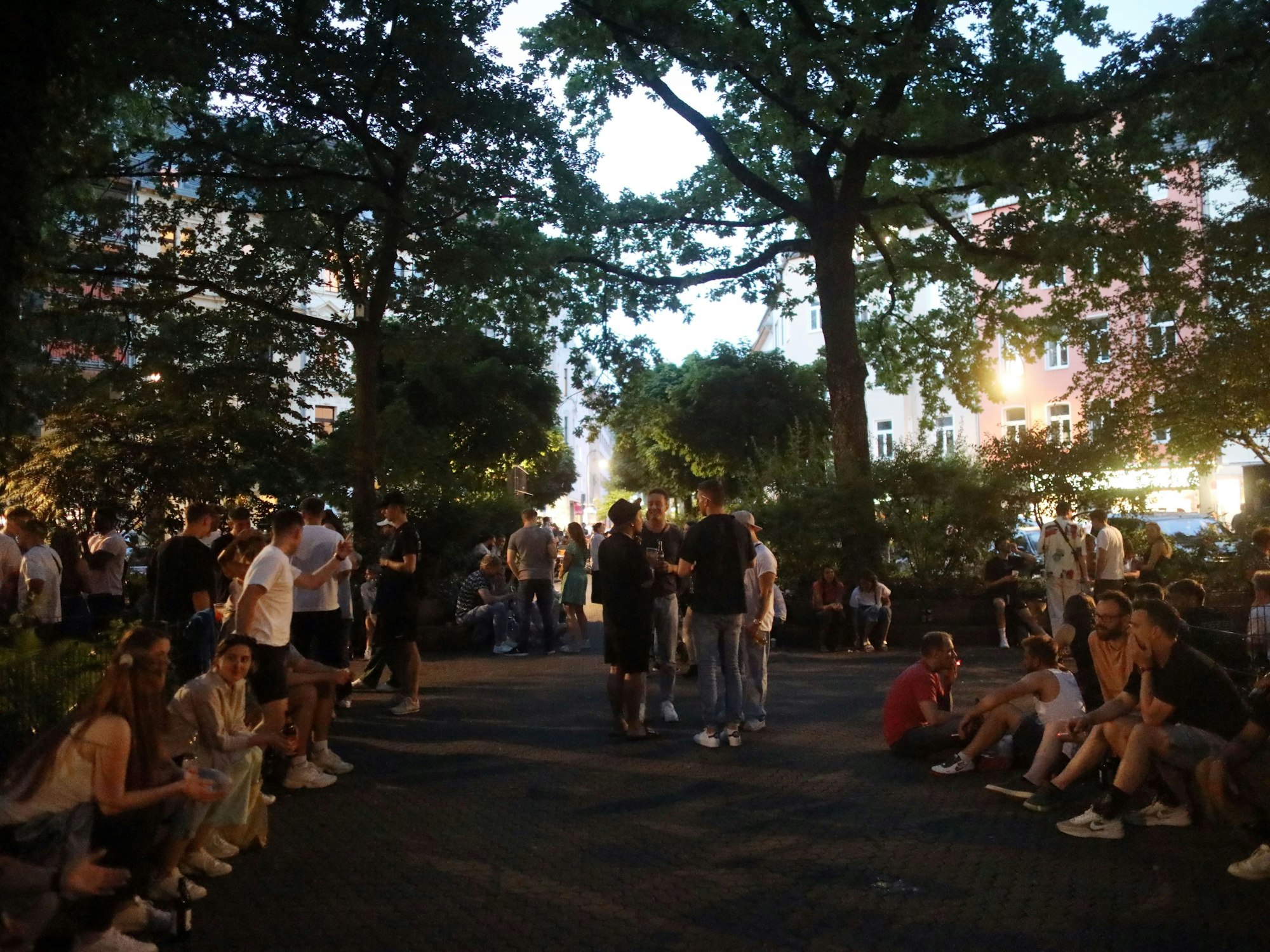 04.06.2022, Köln: Eine warme Nacht am Brüsseler Platz. Menschen genießen den Frühsommer und verabreden sich. Foto: Arton Krasniqi