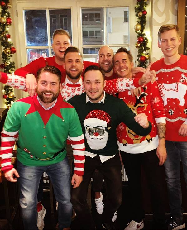 Gruppenfoto, alle tragen Ugly Weihnachtssweater