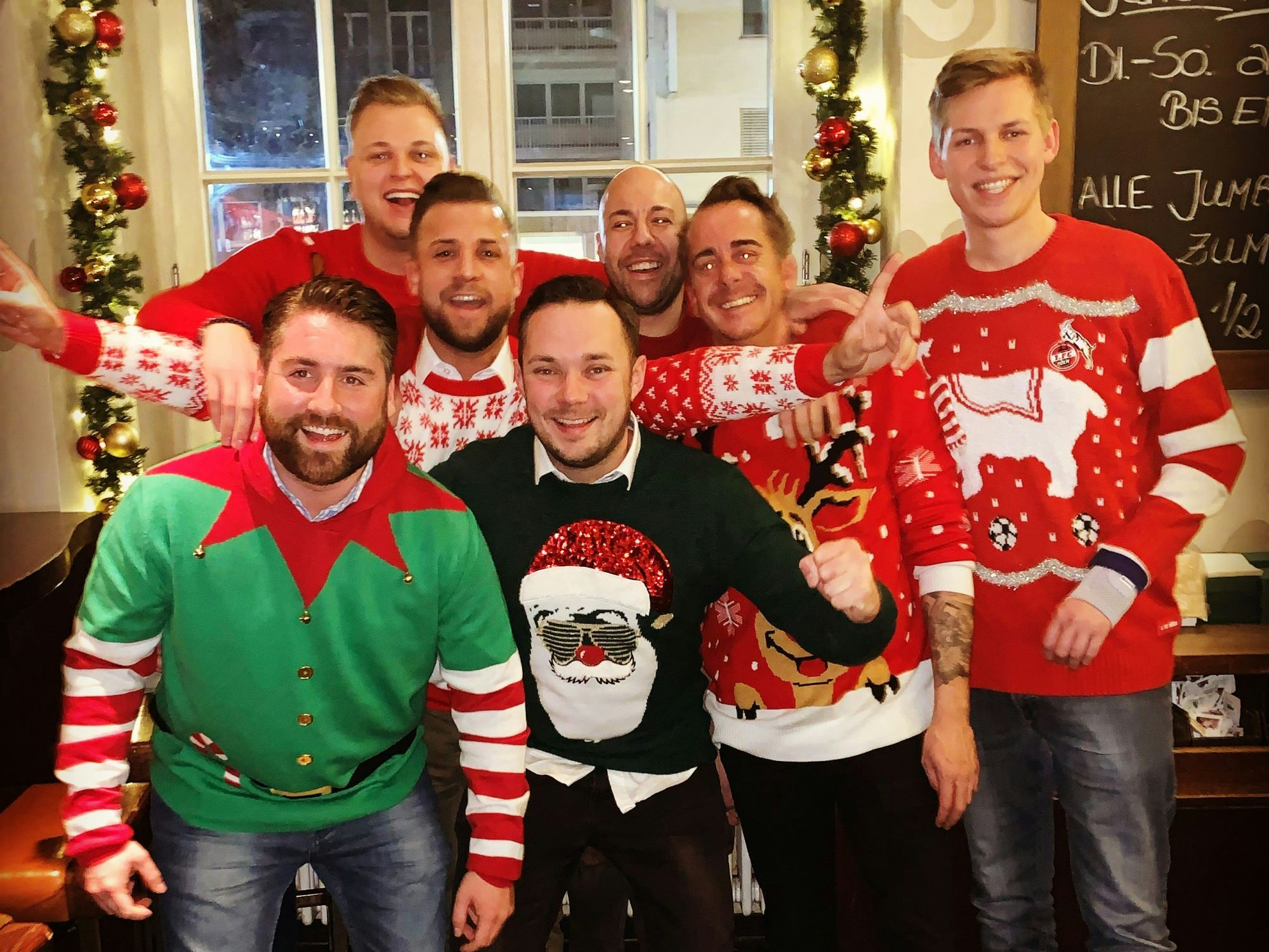 Gruppenfoto, alle tragen Ugly Weihnachtssweater