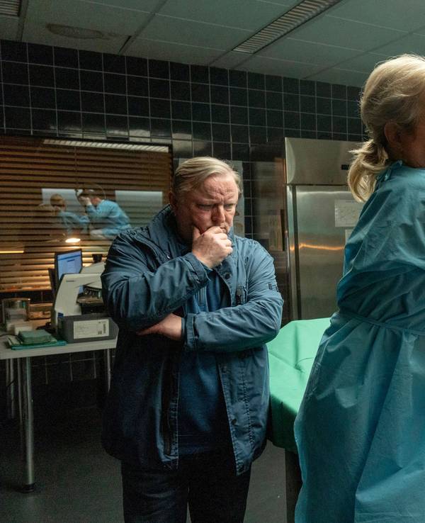 Silke „Alberich“ Haller (Christine Urspruch) und Dr. Karl-Friedrich Boerne (Jan Josef Liefers) leisten in der Gerichtsmedizin Schwerstarbeit. Links kann Frank Thiel (Axel Prahl) nur staunen.